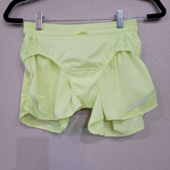 LULULEMON Shorts,  Hotty Hot Shorts, Size 6, New Condition - Picture 7 of 7